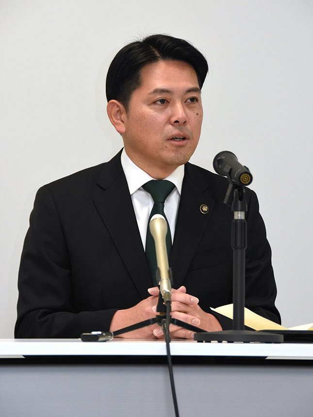 会見で慢性リンパ性白血病であることを公表した柴橋正直市長＝７日午前１１時３２分、岐阜市役所