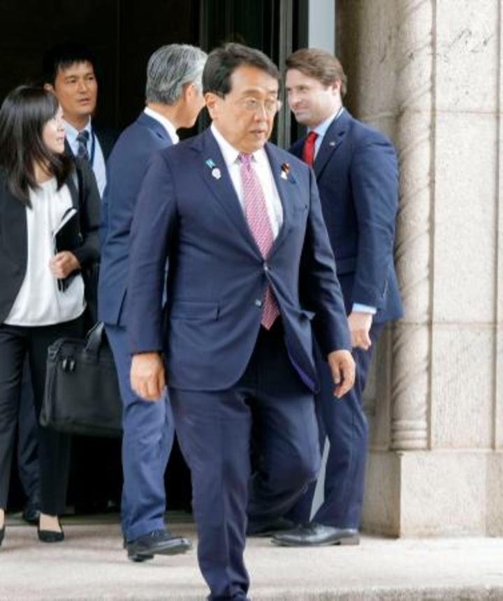 　米ワシントンでラトニック商務長官との協議を終え商務省を出る赤沢経済再生相＝６日（共同）
