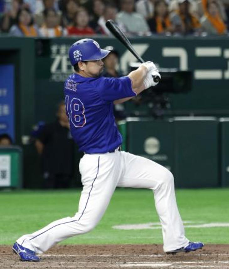　８回中日２死満塁、代打阿部が右前へ決勝となる逆転２点打を放つ＝東京ドーム