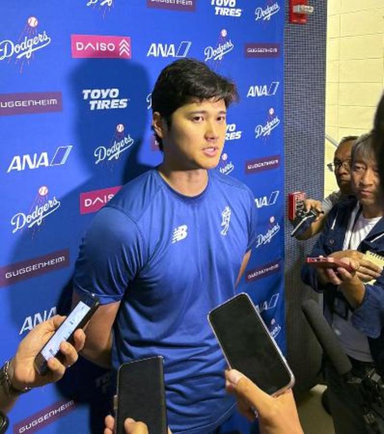 　取材に応じるドジャース・大谷＝２２日、ロサンゼルス