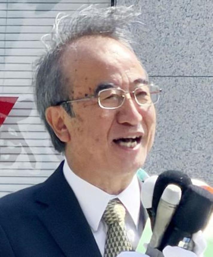 　街頭演説する花角英世氏＝１４日午前、新潟市