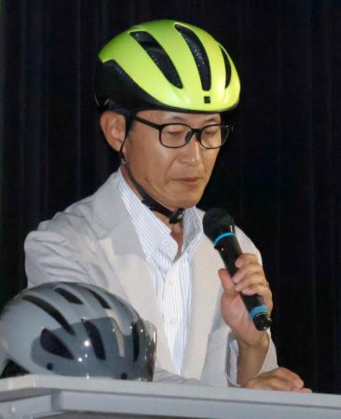 　講演で自転車乗車時のヘルメット着用を呼びかける渡辺明弘さん＝２０日午後、大阪市