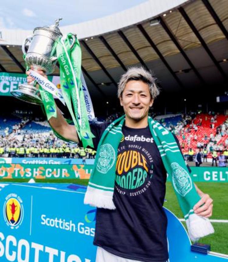 　スコットランド杯で優勝し、トロフィーを掲げるセルティックの前田＝グラスゴー（共同）