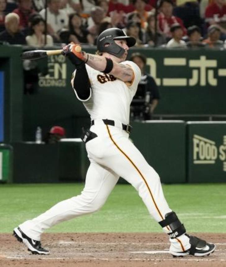 　８回巨人１死、代打キャベッジが右越えに決勝ソロを放つ＝東京ドーム