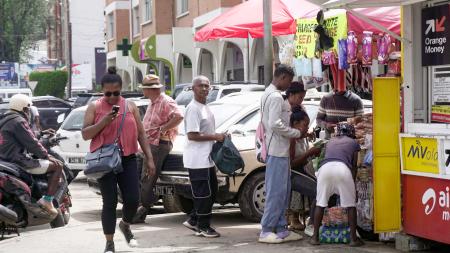 　マダガスカルの首都アンタナナリボを行き交う市民ら＝８日（地元住民提供・共同）