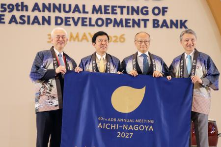 　アジア開発銀行の年次総会次回開催地の名古屋をアピールする広沢一郎市長（左から２人目）ら＝６日、ウズベキスタン・サマルカンド（共同）