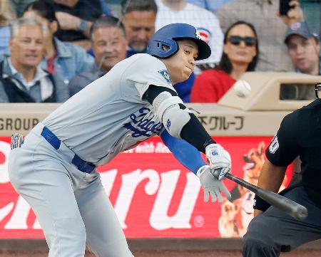 　カブス戦の３回、右前打を放つドジャース・大谷＝シカゴ（共同）