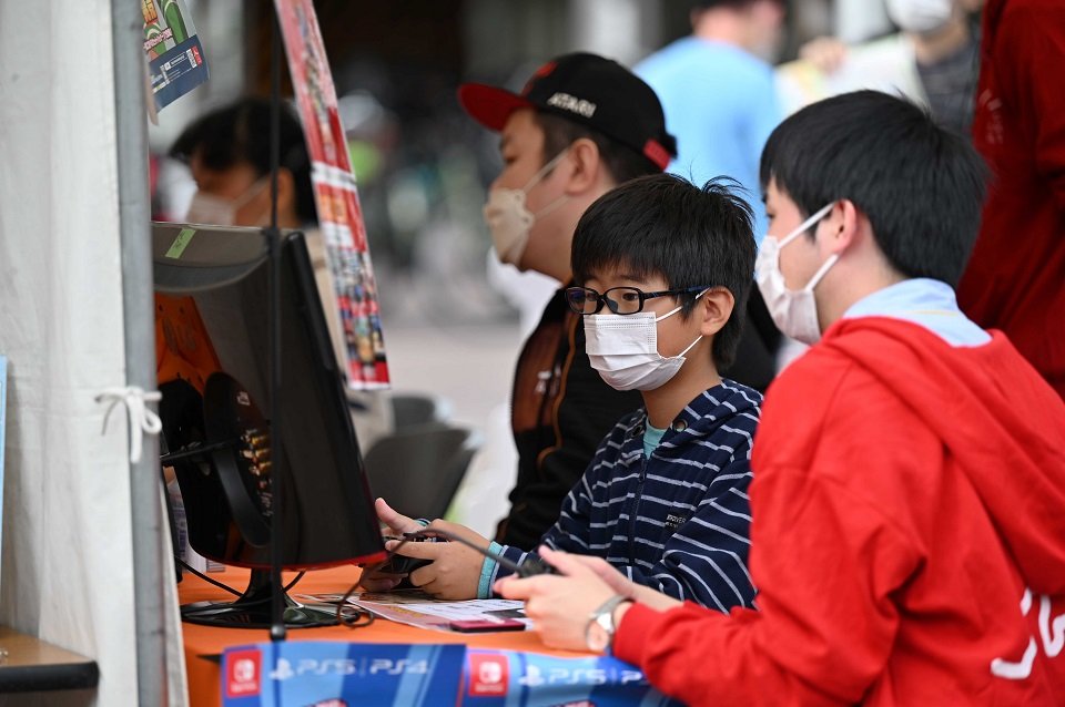 発売前のゲームを体験する子どもら＝２２日午前、各務原市那加門前町、市民公園