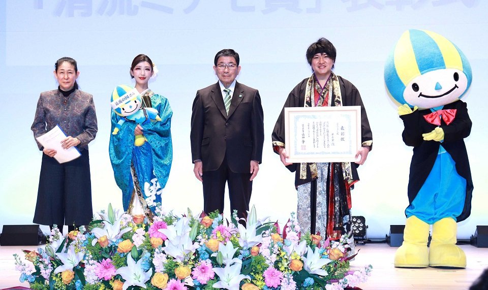 古田肇知事（中央）らと記念撮影する半布里の山田将太代表（右から２人目）＝岐阜県庁