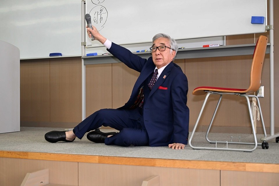 コミカルな動きで会場を沸かせる大村崑さん＝岐阜県各務原市、中部学院大各務原キャンパス