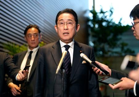　高市首相と面会後、記者団の取材に応じる岸田元首相＝２７日午後、首相官邸