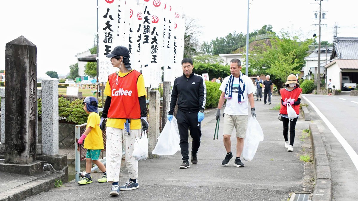 おがせ池周辺のごみを拾い集めるボランティア＝各務原市各務おがせ町