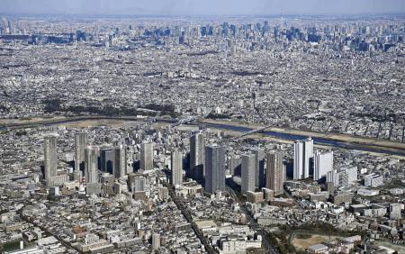 　タワーマンションが立ち並ぶ川崎市の武蔵小杉駅周辺。奥は東京都＝１月