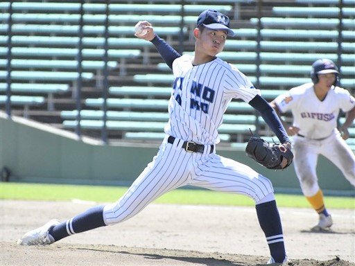 美濃加茂×県岐阜商＝力投する美濃加茂の先発・大嶽＝長良川