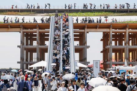 　大屋根リングと地上をつなぐエスカレーター＝１３日午後、大阪市此花区の夢洲