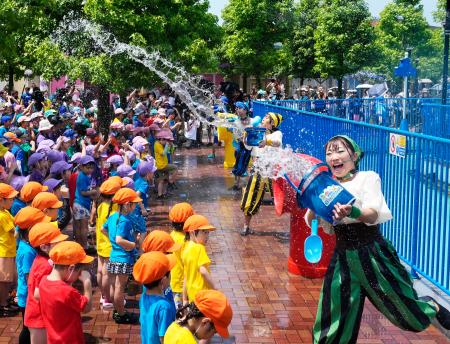 　「レゴランド・ジャパン」の水遊びショー「海賊団と灼熱（しゃ〜くねつ）シャクササイズ」＝１０日午前、名古屋市