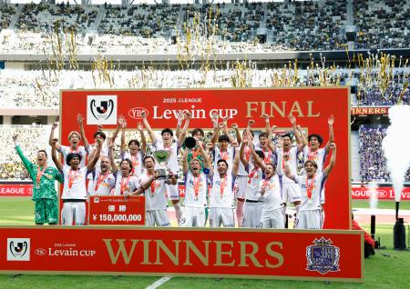 　柏を破り３大会ぶり２度目の優勝を果たし、喜ぶ広島の選手たち＝国立競技場