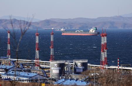 　ロシア沿海地方ナホトカ湾内のコズミノ港沖に停泊する原油タンカー＝２０２２年１２月（ロイター＝共同）