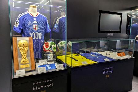 　「ｂｌｕｅ―ｉｎｇ！」の展示品＝東京都文京区（日本サッカー協会提供）