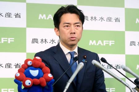 　記者会見する小泉農相＝１０日午前、農水省