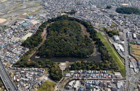 　誉田御廟山古墳（応神天皇陵）＝４月、大阪府羽曳野市