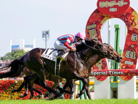　第９３回日本ダービーを制した松山弘平騎乗のロブチェン＝東京競馬場