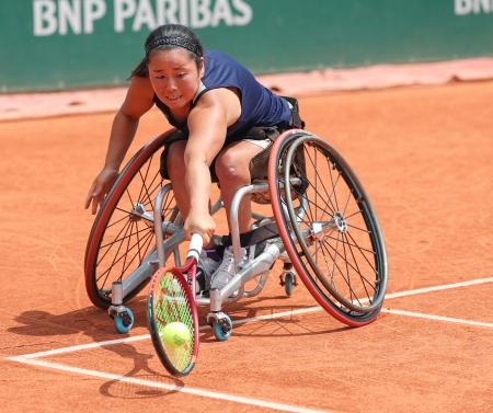　車いすの部女子シングルス１回戦でプレーする上地結衣＝パリ（共同）
