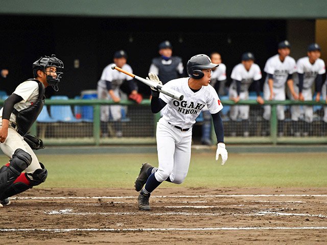 日大三島×大垣日大＝８回表大垣日大２死一、二塁、右前適時打を放つ森下＝岡﨑市民球場
