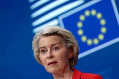 　２６日、ブリュッセルで記者会見するフォンデアライエン欧州委員長（ロイター＝共同）
