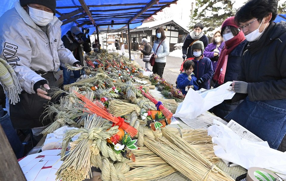 迎春のしめ縄が並ぶ「年の瀬市」＝２７日午前１０時５８分、高山市八軒町、高山陣屋前
