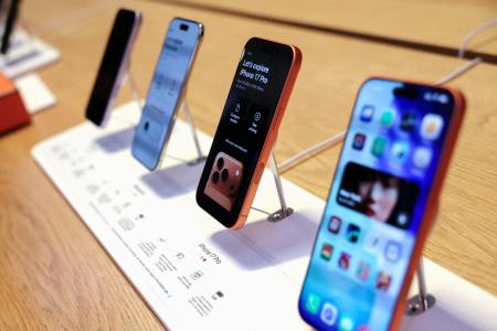 　ニューヨークで店頭に並ぶｉＰｈｏｎｅの最新機種（ロイター＝共同）