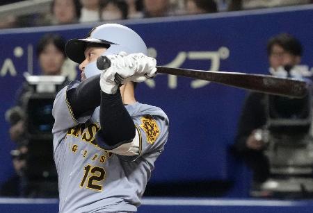 　９回阪神無死二、三塁、坂本が左中間へ勝ち越しの２点二塁打を放つ＝バンテリンドーム