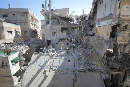 　イスラエル軍の攻撃で崩壊した建物＝６日、ガザ北部ガザ市（ゲッティ＝共同）