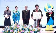 古田肇知事（中央）らと記念撮影する半布里の山田将太代表（右から２人目）＝岐阜県庁