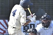 市岐阜商×県岐阜商＝７回表市岐阜商、加藤がデッドボールで満塁に＝長良川