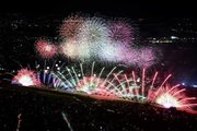 夜空を鮮やかに染める超ウルトラワイドスターマイン＝１１日午後７時５７分、岐阜市の金華山山頂の展望台から