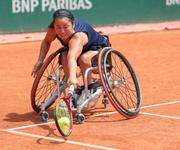 　車いすの部女子シングルス１回戦でプレーする上地結衣＝パリ（共同）