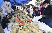 迎春のしめ縄が並ぶ「年の瀬市」＝２７日午前１０時５８分、高山市八軒町、高山陣屋前