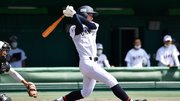 中京×岐阜＝中前打を放つ中京の岩木＝長良川球場