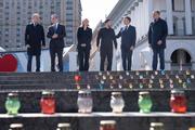 　ウクライナ・キーウの広場に集まった欧州各国首脳とゼレンスキー大統領（右から３人目）＝１０日（ゲッティ＝共同）