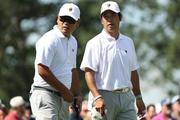 　プレジデンツ・カップ第３日、１７番グリーンでの松山英樹（右）、久常涼組＝２６日、シカゴ（ゲッティ＝共同）