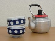 昭和レトロな水玉模様の煎茶わん。金属製の急須と並べて置くだけで、ノスタルジーに浸れる