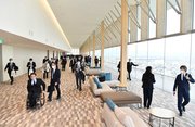 ２０階の清流ロビーを見学する竣工式の出席者ら＝１６日午前１１時１３分、岐阜市薮田南、県新庁舎