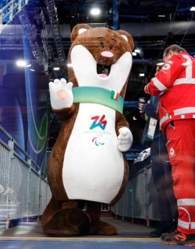 　ミラノ・コルティナ冬季パラリンピックのマスコット「ミロ」＝６日、イタリア・コルティナダンペッツォ（共同）