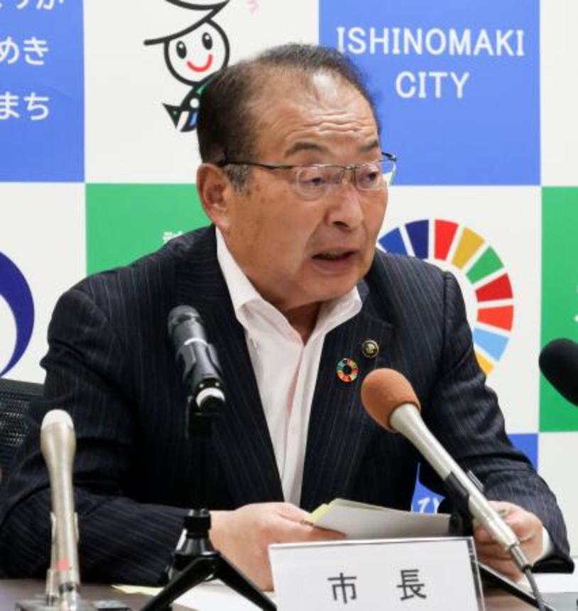 　宮城県石巻市役所で記者会見する斎藤正美市長＝１６日午後
