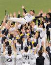 　プロ野球日本シリーズを２連覇し、胴上げされるソフトバンク・小久保監督＝２８日、福岡市のみずほペイペイドーム