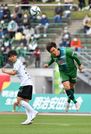 ＦＣ岐阜×松本＝前半、ヘディングでクリアするＦＣ岐阜のＤＦ岡村（右）＝長良川競技場