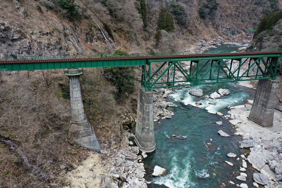 洗掘が確認された第２宮川橋りょう＝富山市加賀沢（ＪＲ東海提供）