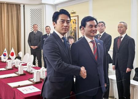 　会談に臨む小泉防衛相（左）と韓国の安圭伯国防相＝３０日、シンガポール（共同）