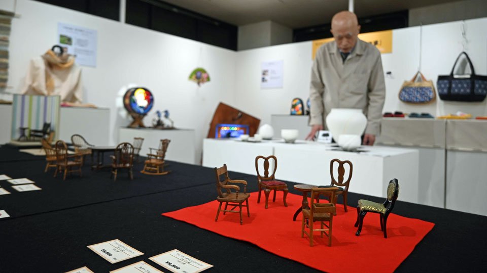 下呂市ゆかりの作家の作品が並ぶ会場＝高山市天満町、飛騨地域地場産業振興センター